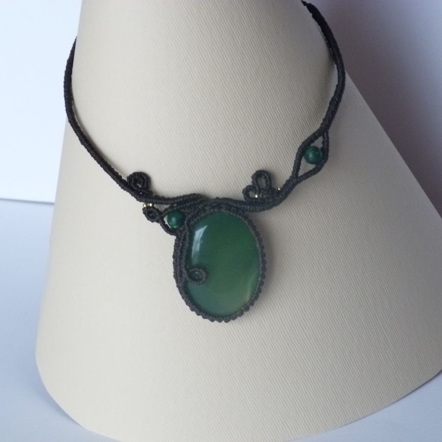 Chocoladebruine micro-macramé ketting met een groene edelsteen