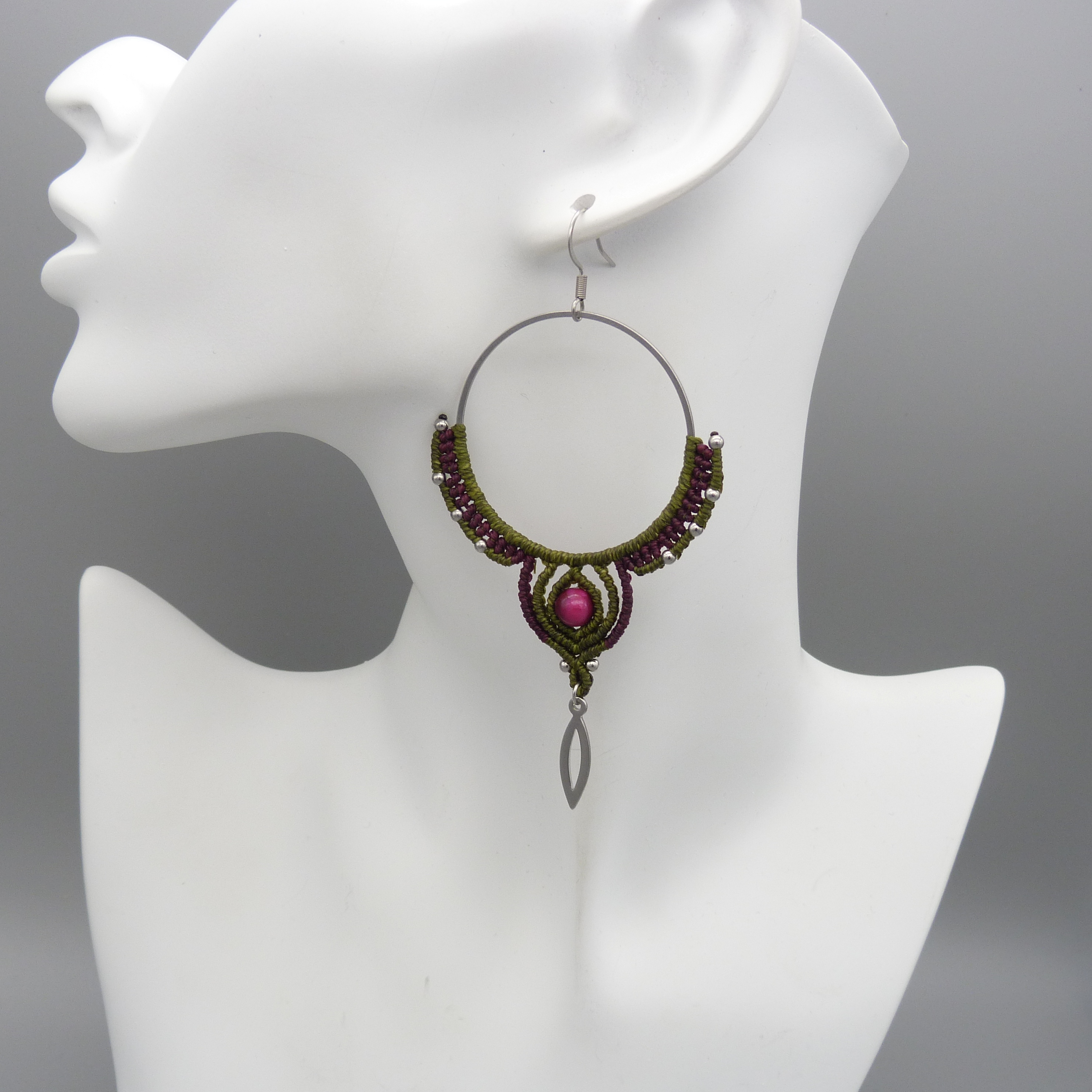 Créoles en micro-macramé avec perle oeil de tigre teintée