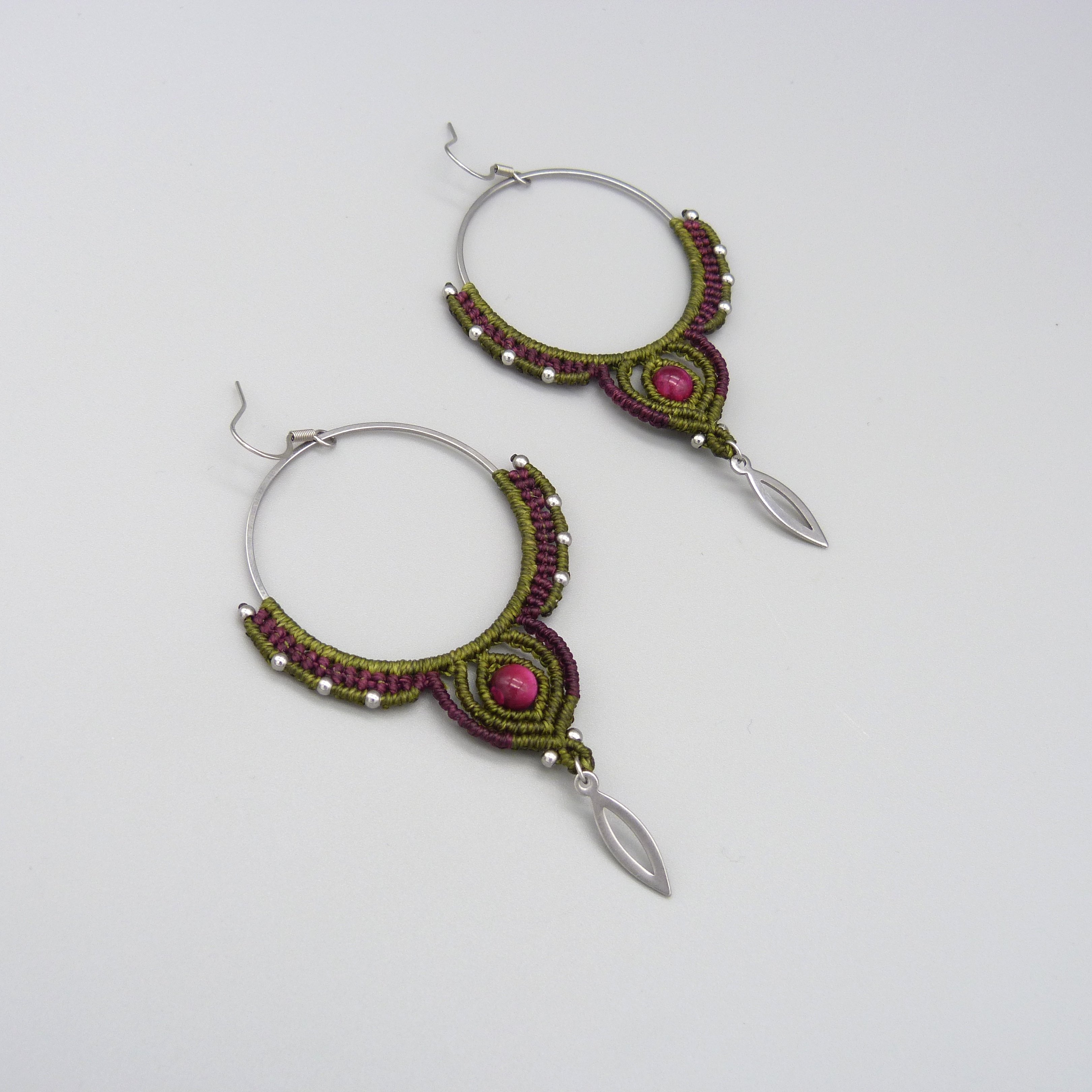 Créoles en micro-macramé avec perle oeil de tigre teintée