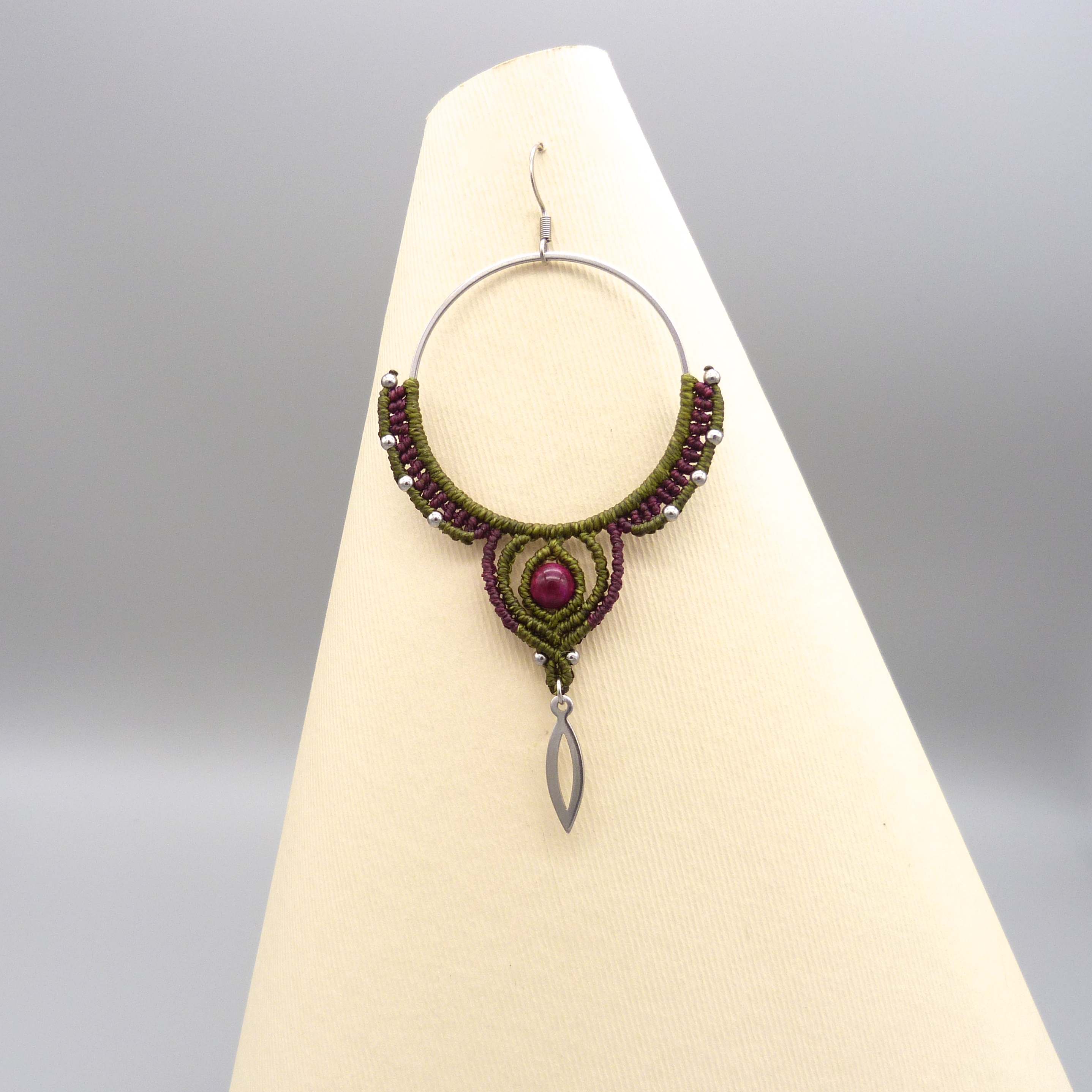 Créoles en micro-macramé avec perle oeil de tigre teintée