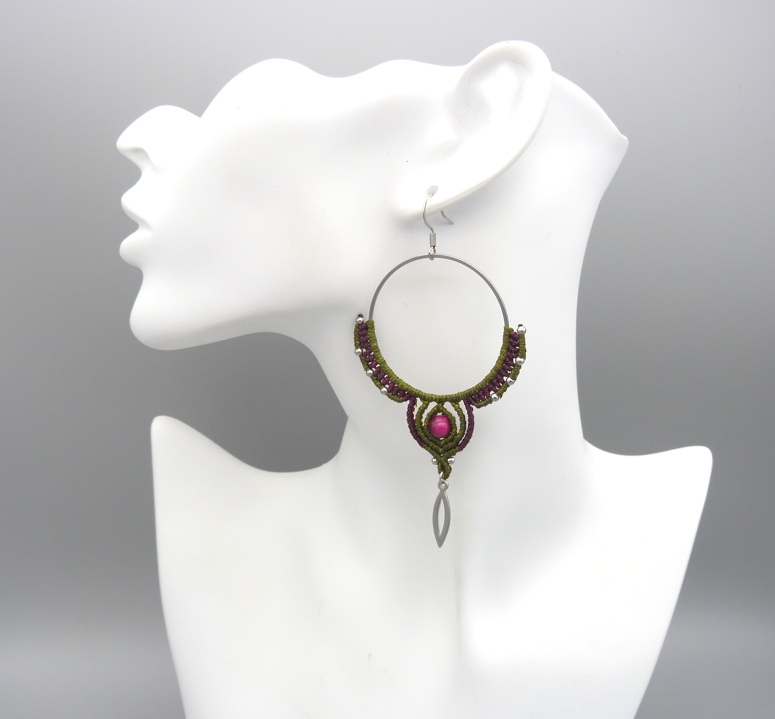 Créoles en micro-macramé avec perle oeil de tigre teintée