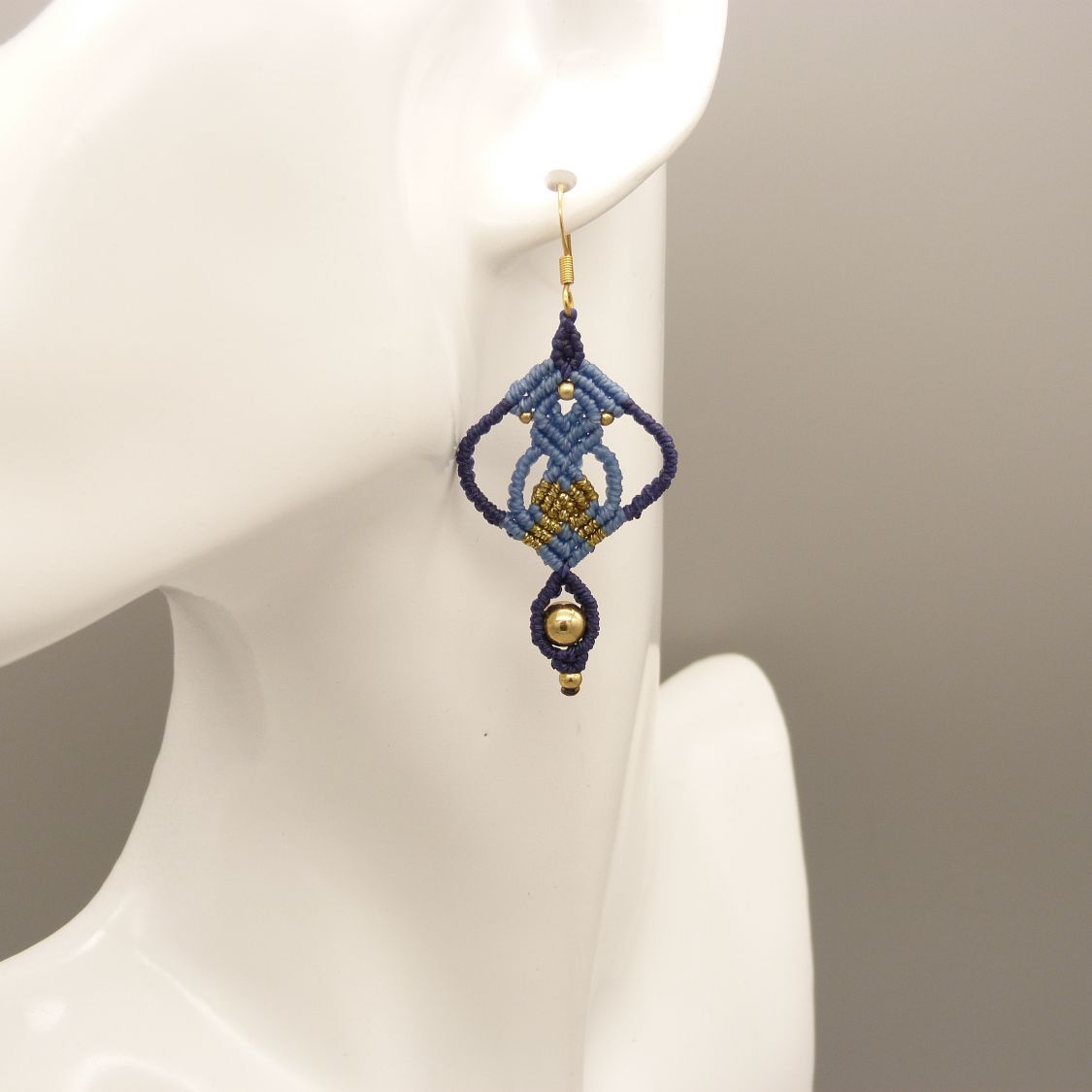Paar blauwe micro-macramé oorbellen 