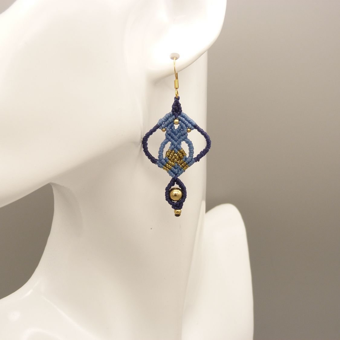 Paar blauwe micro-macramé oorbellen 