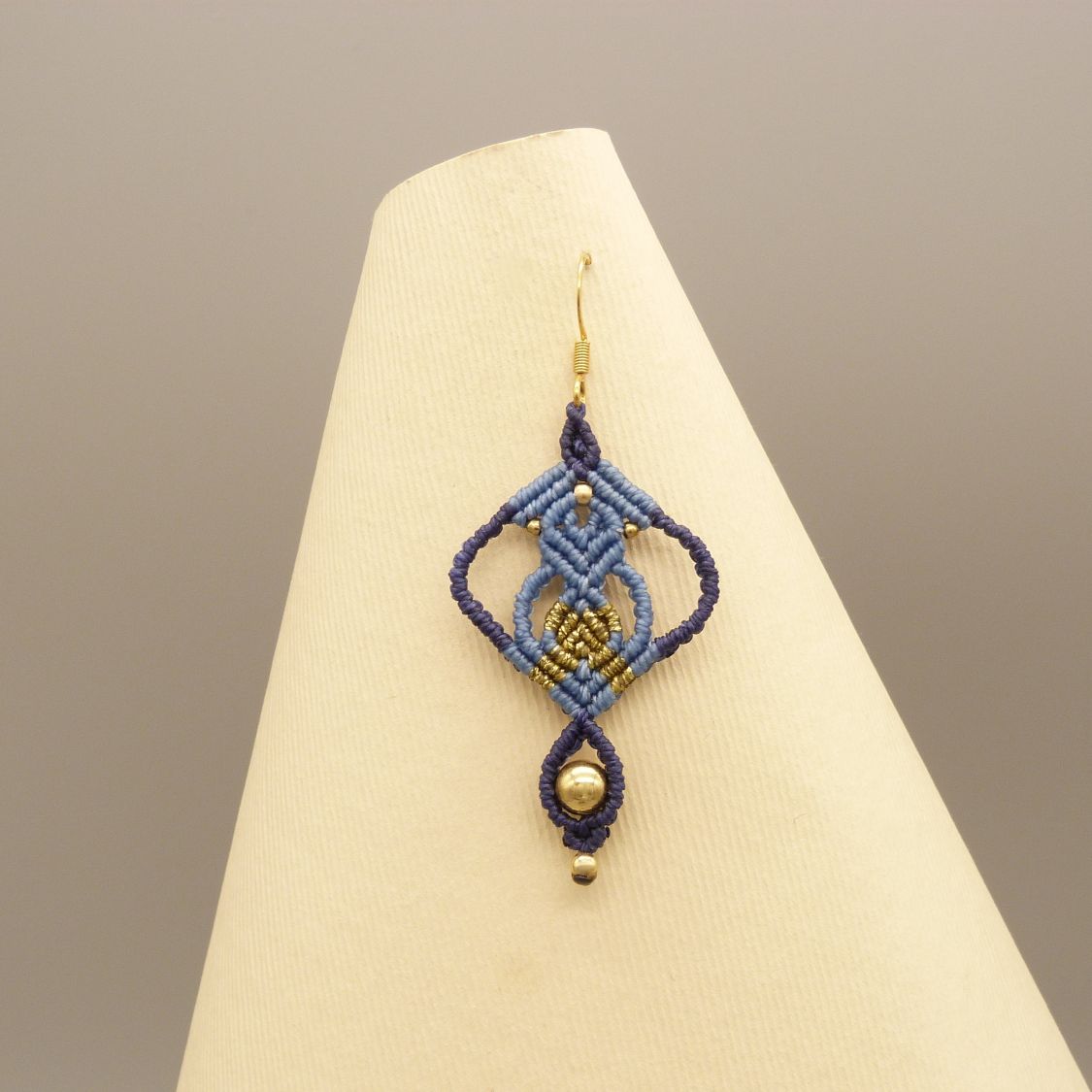 Paar blauwe micro-macramé oorbellen 