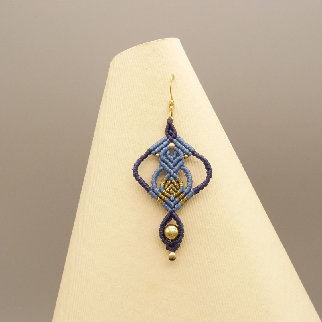 Paar blauwe micro-macramé oorbellen 