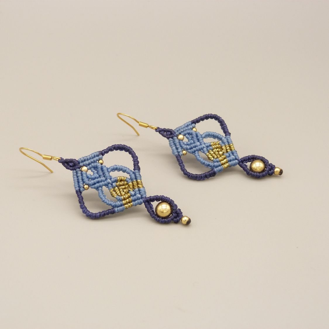 Paar blauwe micro-macramé oorbellen 