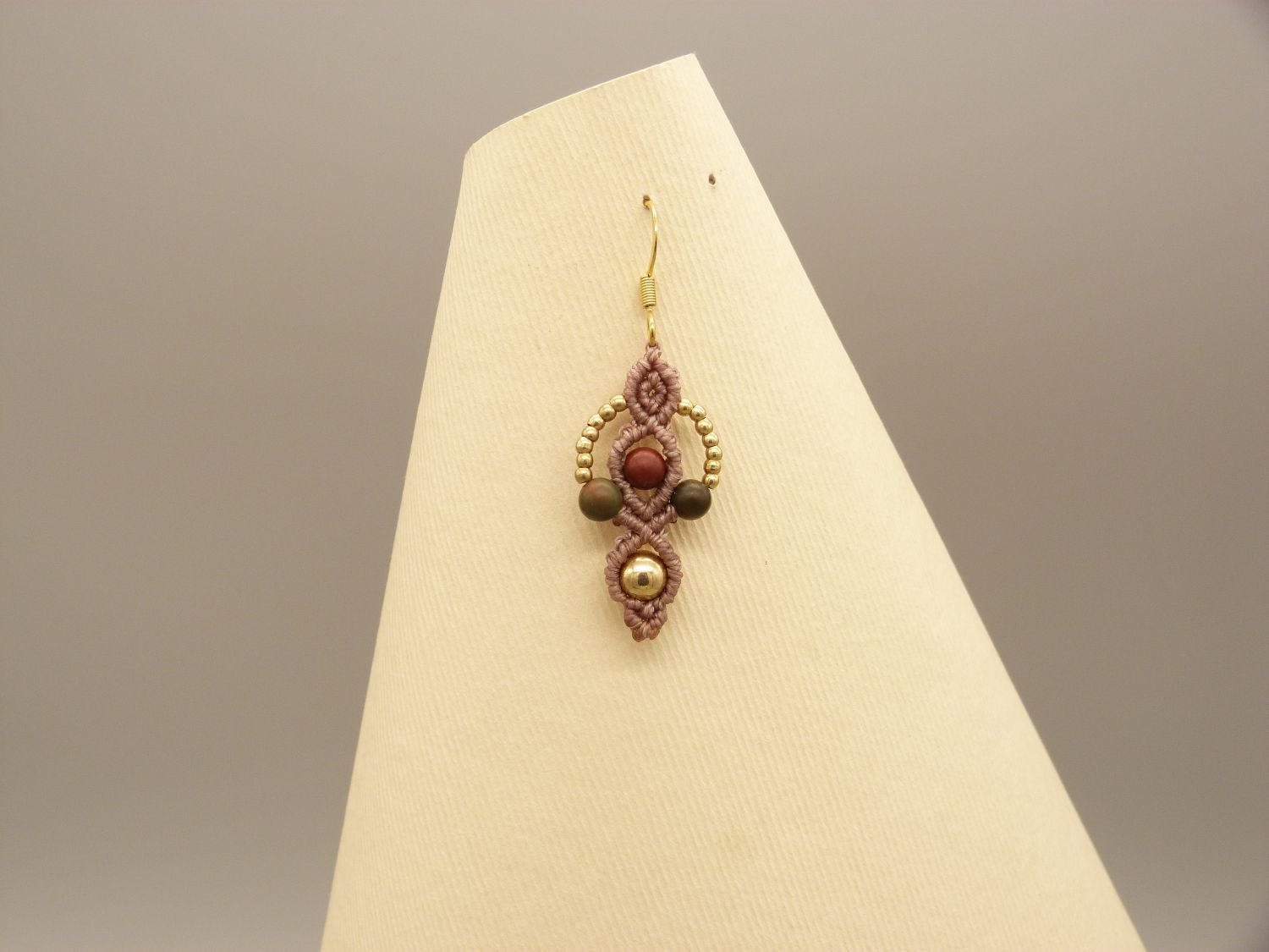 Paar oorbellen in micro-macramé, kleur taupe 