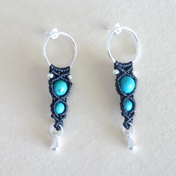Paire de boucles d'oreilles  en micro-macram&eacute; noires avec crochet en argent et des perles turquoises
