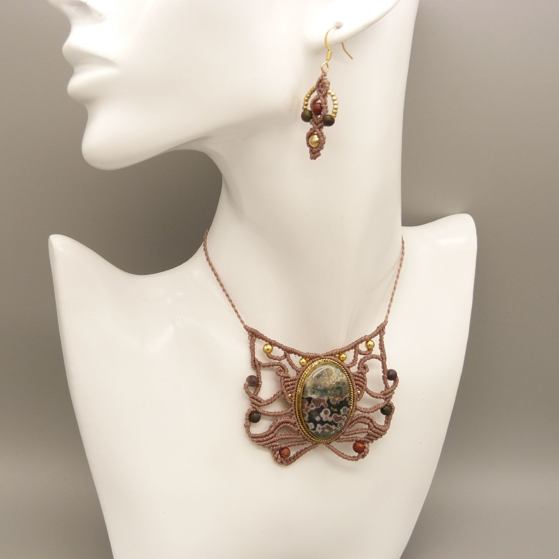 Paar oorbellen in micro-macramé, kleur taupe 