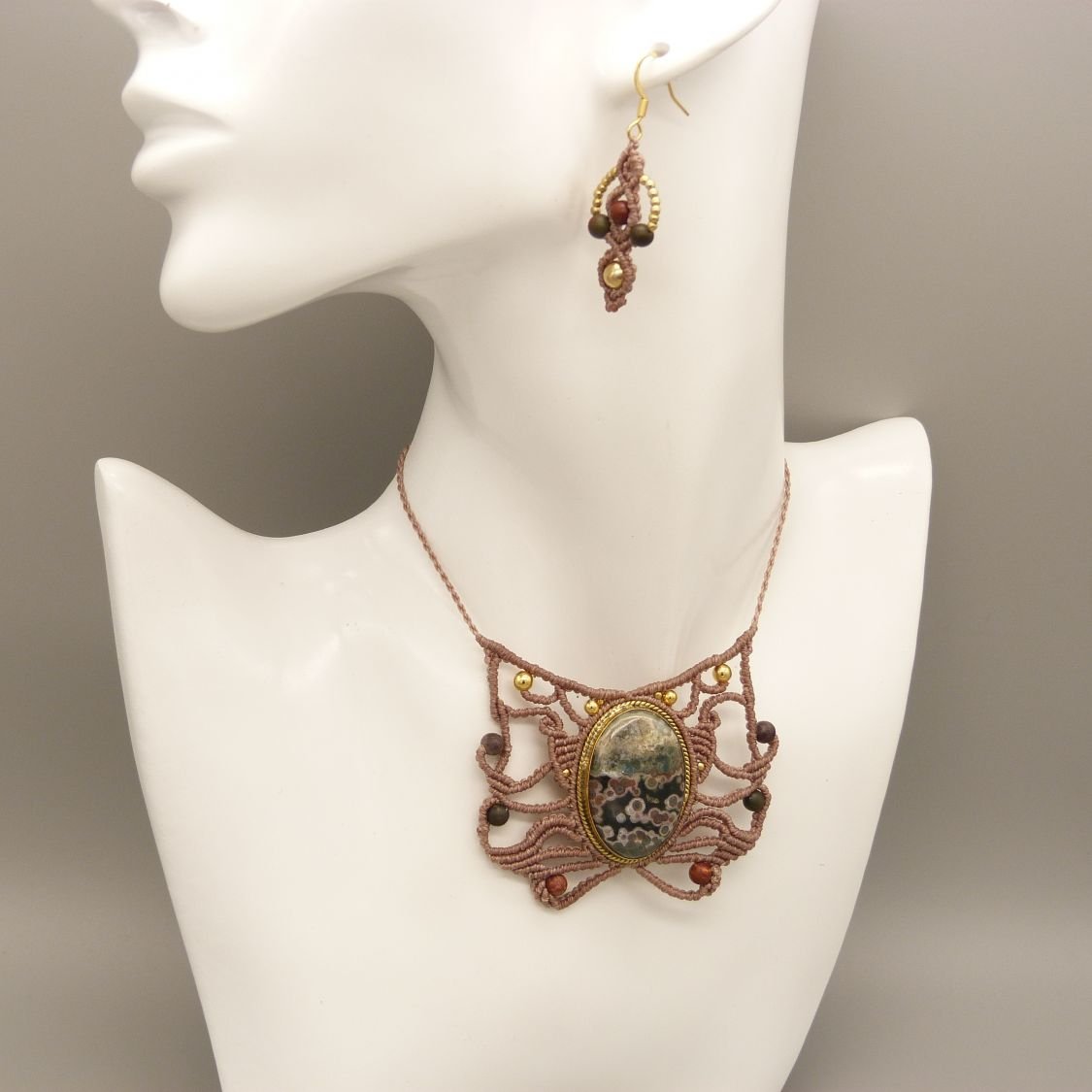 Paar oorbellen in micro-macramé, kleur taupe 