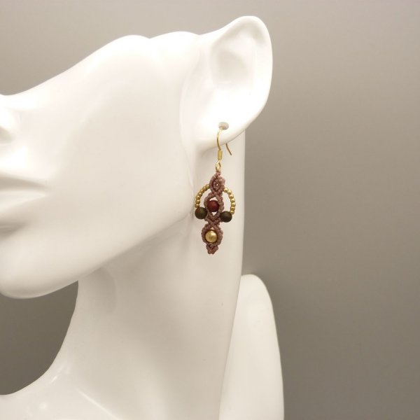 Paar oorbellen in micro-macram&eacute;, kleur taupe 