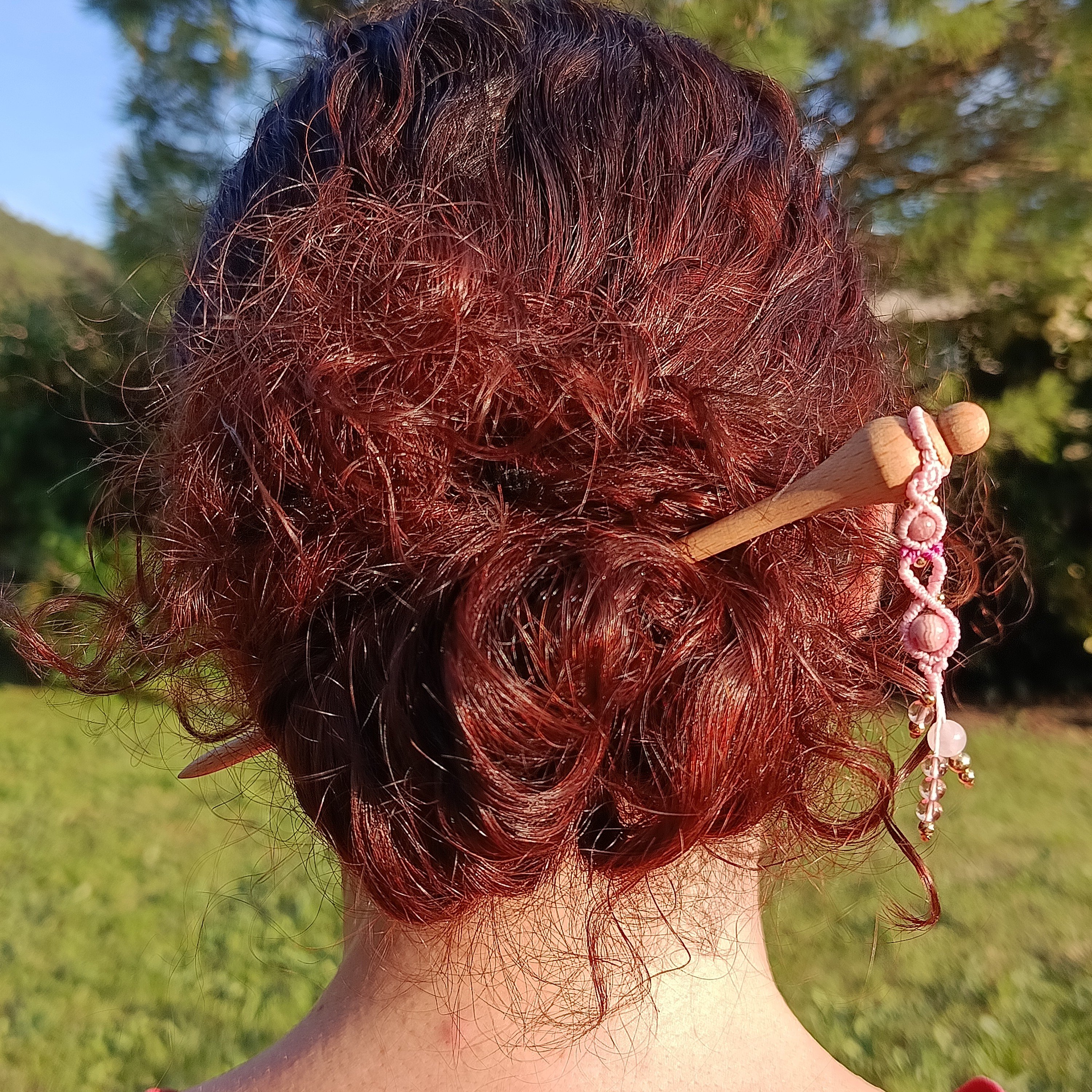 pic &agrave; cheveux avec ornement en micro-macram&eacute;