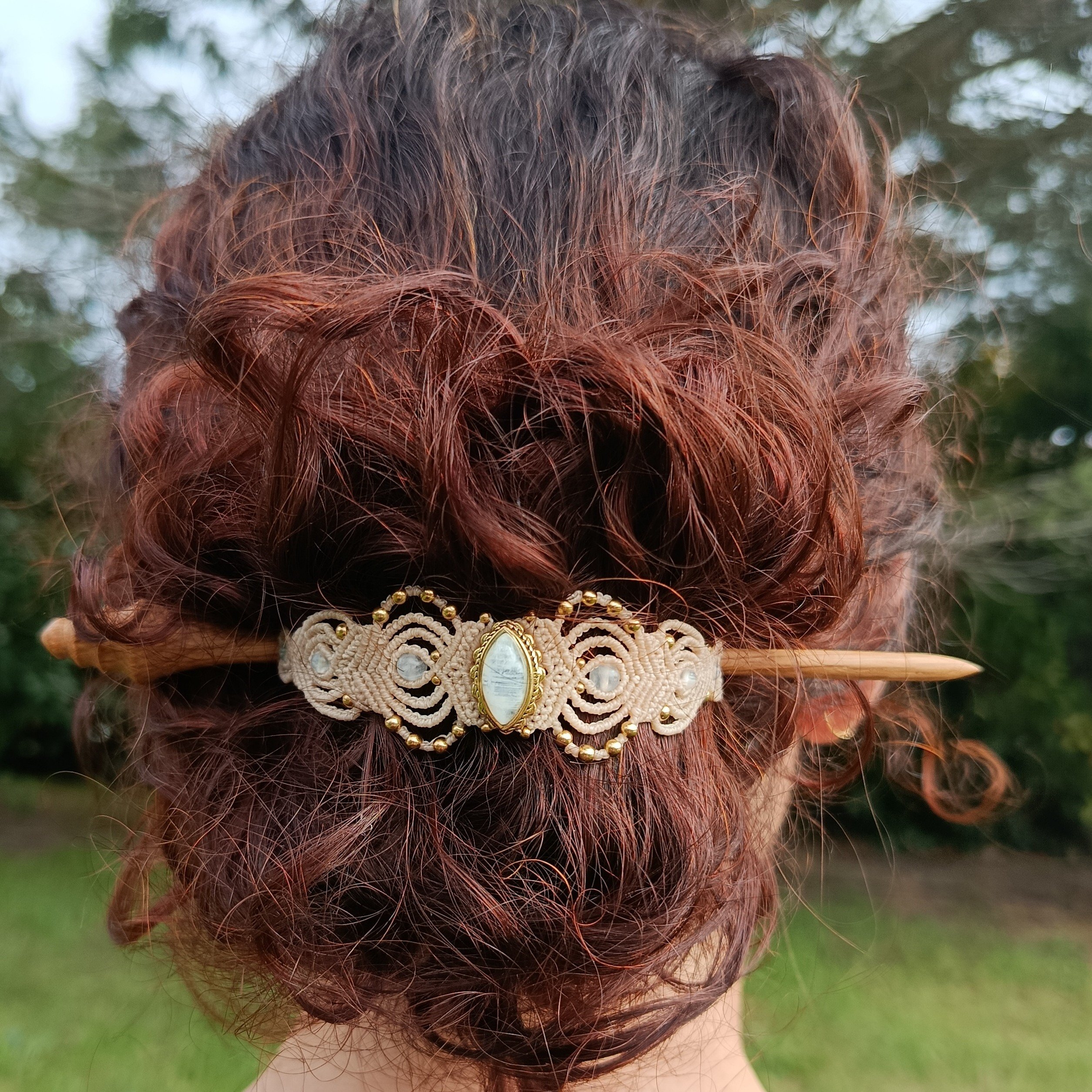 pic &agrave; cheveux avec ornement en micro-macram&eacute;