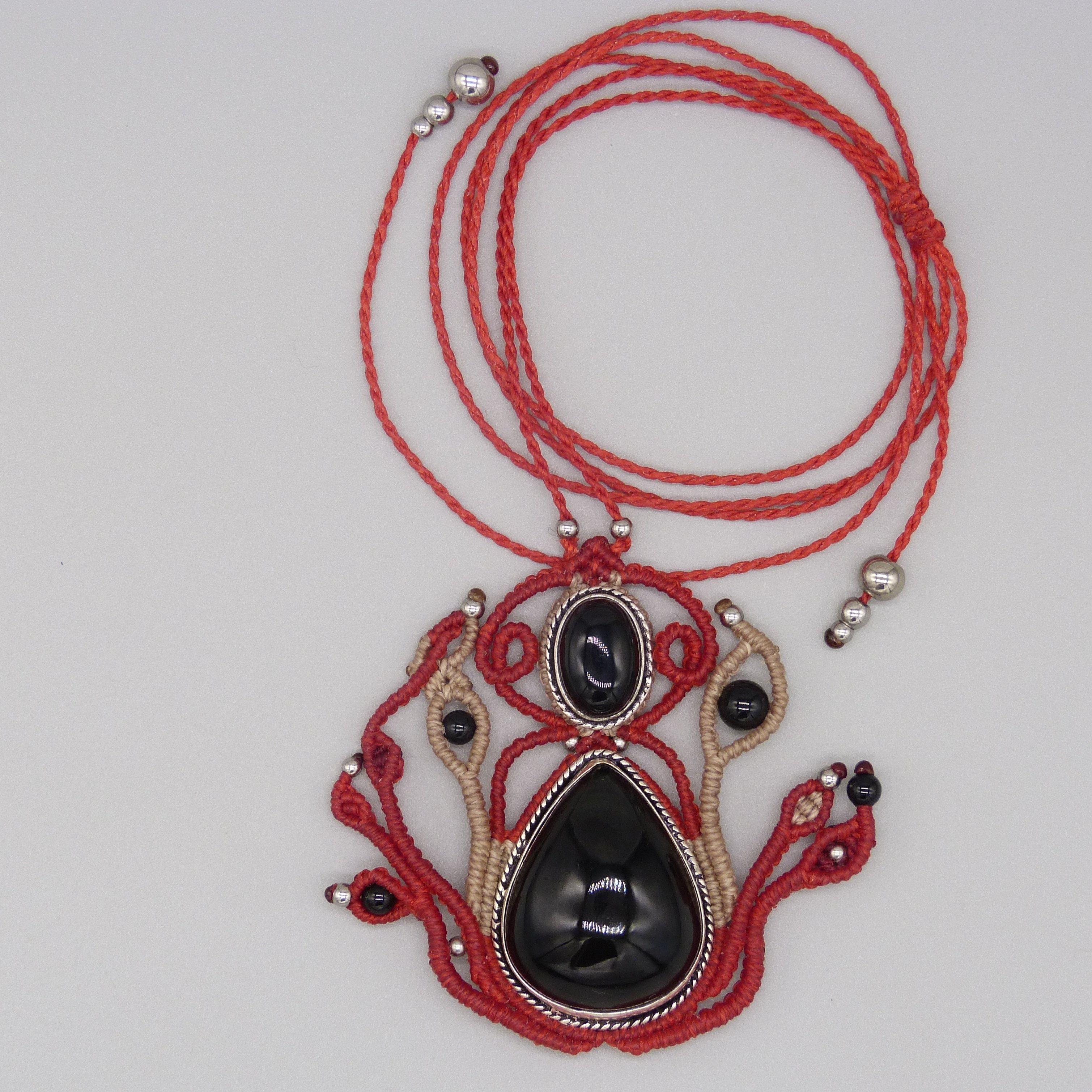 Sautoir en micro-macramé rouge avec une pierre onyx noire sertie de métal