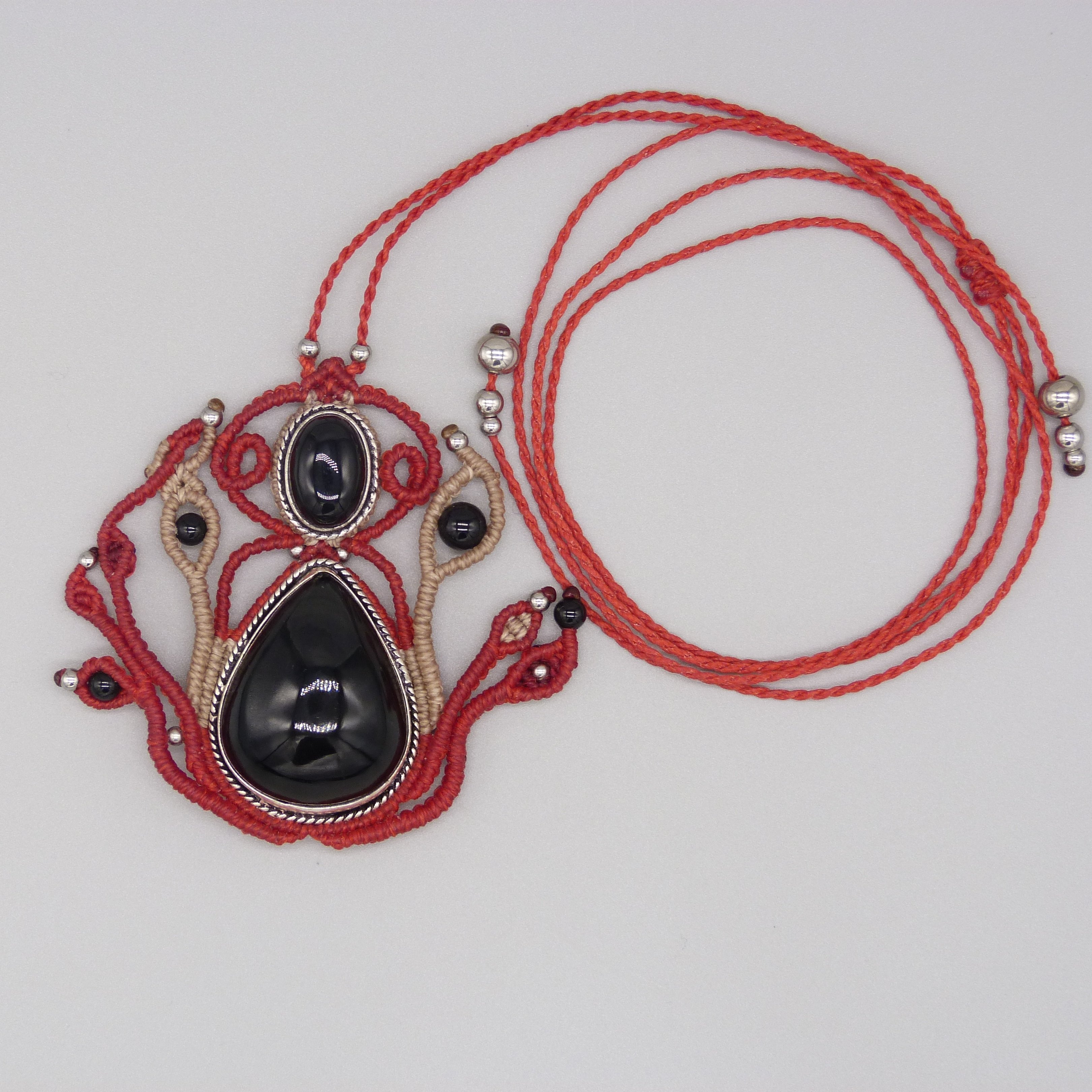Sautoir en micro-macramé rouge avec une pierre onyx noire sertie de métal
