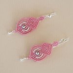 Micro macramé roze oorbellen met 925 zilveren haken