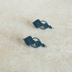 Dennengroen micro-macramé oorbellen