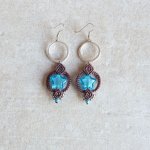Oorbellen in micro-macramé chocoladebruin/blauw Murano glas ster