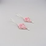 Roze micro macramé oorbellen met een roze edelsteen kraal