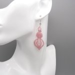 Oorbellen in lichtroze micro-macramé