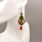 Groene en karamel micro-macramé oorbellen met carneoolkralen