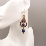 Oorbellen in micro-macramé in beige en donkerblauw 