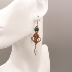 Oorbellen in lichtbeige micro-macramé
