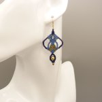 Paar blauwe micro-macramé oorbellen 