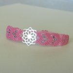 Roze micro-macramé armband met zilveren insert