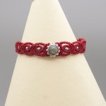 Rode micro-macramé armband met labradoriet gezet in metaal