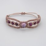 Taupe micro-macramé armband met een blauwviolette keizerlijke jaspis edelsteen