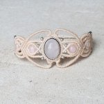Off-white micro-macramé armband met een rozenkwarts steen