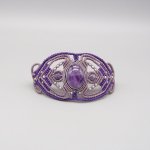 Paarse micro-macramé armband met een amethist gezet in het midden