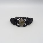 Zwarte micro-macramé armband met een labradoriet gezet in het midden