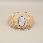 Licht beige micro-macramé armband met een agaatje