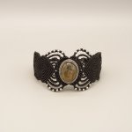 Zwarte micro-macramé armband met een labradoriet gezet in het midden