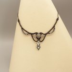 Charcoal grijze micro-macramé ketting met labradoriet gezet