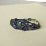 Groene micro-macramé armband met een steen gezet in metaal