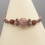 Micro macramé armband in taupe kleur met een glazen kraal