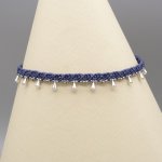 Enkelbandje in eendenblauw micro-macramé