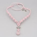 Roze micro-macramé ketting met twee kwartskralen 