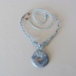 Watergroen collier in micro-macramé met een natuursteen, de picasso jaspis, als centraal stuk