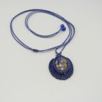 Donkerblauwe micro-macramé ketting met een stenen cabochon