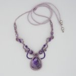 Paarse micro-macramé ketting met een amethist