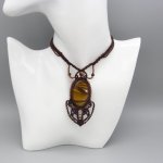 Bruin micro-macramé collier met een tijgeroog cabochon