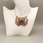 Taupekleurige micro-macramé ketting met een jaspis