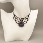 Zwarte micro-macramé ketting met labradoriet gezet