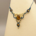 Eend groen micro-macramé collier met tijgeroog