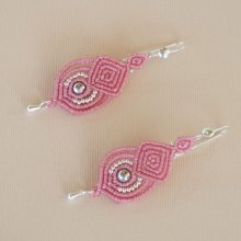 Micro macramé roze oorbellen met 925 zilveren haken