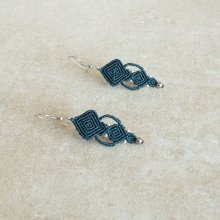 Dennengroen micro-macramé oorbellen